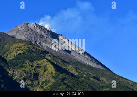 Fumo leggero che esce dal monte merapi a java, indonesia. Foto Stock