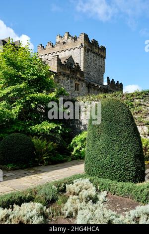 Haddon Hall and Gardens sorge sul fiume Wye, vicino a Bakewell, nel Derbyshire, una storica sala medievale e Tudor risalente al 11th secolo. Foto Stock