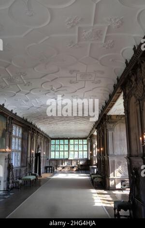 Haddon Hall and Gardens sorge sul fiume Wye, vicino a Bakewell, nel Derbyshire, una storica sala medievale e Tudor risalente al 11th secolo. Foto Stock