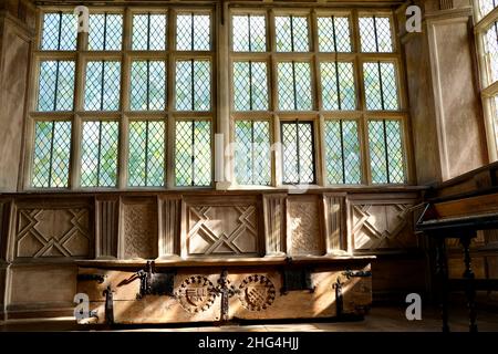 Haddon Hall and Gardens sorge sul fiume Wye, vicino a Bakewell, nel Derbyshire, una storica sala medievale e Tudor risalente al 11th secolo. Foto Stock