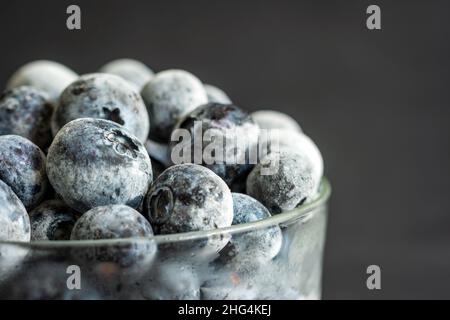 fondo congelato di closeup di mirtilli maturi Foto Stock