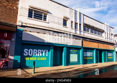 Il discount Poundland chiuso in Market Street nel centro della città di Crewe Cheshire UK Foto Stock