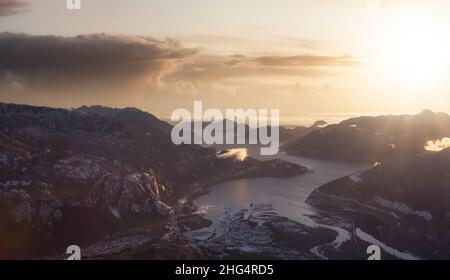 Vista aerea di una piccola città, Squamish, in Howe Sound durante la stagione invernale. Foto Stock