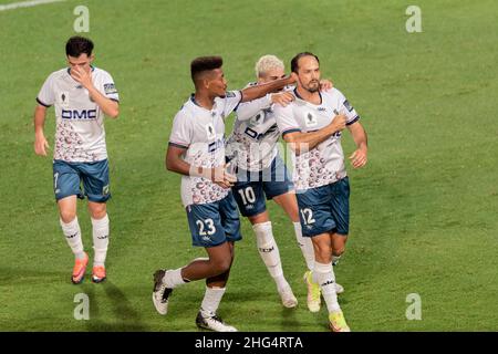 Marcos Urena (12) dei Mariners festeggia con i compagni di squadra dopo aver segnato un gol durante la partita di semifinale della FFA Cup 2021 tra il Sydney FC e i Mariners della Central Coast al Nestrata Jubilee Stadium il 18 gennaio 2022, a Sydney, Australia. (Solo per uso editoriale) Foto Stock