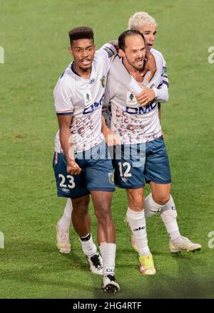 Marcos Urena (12) dei Mariners festeggia con Daniel Hall (23) dopo aver segnato un gol durante la partita della semi-finale della FFA Cup 2021 tra il Sydney FC e i Mariners della Central Coast al Nestrata Jubilee Stadium il 18 gennaio 2022, a Sydney, Australia. (Solo per uso editoriale) Foto Stock