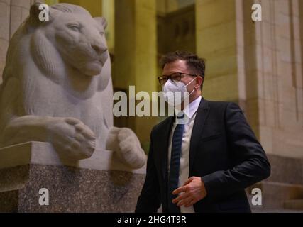 Dresda, Germania. 18th Jan 2022. Carsten Schneider (SPD), Ministro di Stato per i nuovi Stati federali, passa davanti a una scultura di leone dopo un incontro con il primo Ministro della Sassonia presso la Cancelleria di Stato. Credit: Robert Michael/dpa-Zentralbild/dpa/Alamy Live News Foto Stock