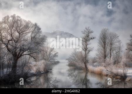 DE - BAVIERA: Inverno sul fiume Loisach lasciando Kochelsee (HDR-Image) Foto Stock