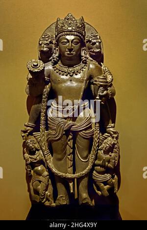 Scultura medievale in pietra di clorito verde del IX secolo Vaikuntha Vishnu, che mostra una manifestazione a quattro facce proveniente dal Kashmir, India. Foto Stock