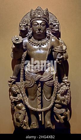 Scultura medievale in pietra di clorito verde del IX secolo Vaikuntha Vishnu, che mostra una manifestazione a quattro facce proveniente dal Kashmir, India. Foto Stock