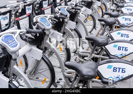 Mosca, Russia - 25 settembre 2019: Noleggio biciclette per la condivisione per i turisti alla stazione di mosca. Foto Stock