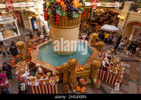 Mosca, Russia - 25 settembre 2019: Ristorante in centro commerciale antico e architettonico nella piazza rossa di Mosca con negozi e gente. Foto Stock