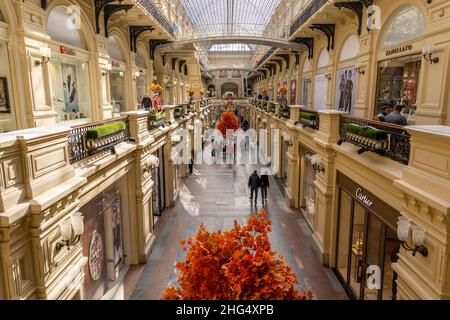 Mosca, Russia - 25 settembre 2019: Centro commerciale antico e architettonico nella piazza rossa di Mosca con negozi e gente. Foto Stock