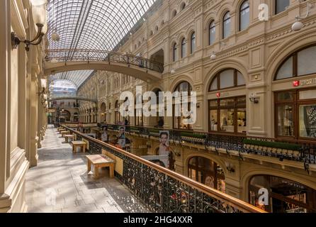 Mosca, Russia - 25 settembre 2019: Centro commerciale antico e architettonico nella piazza rossa di Mosca con negozi e gente. Foto Stock