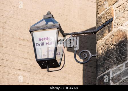 Prima Castleberg Scouts, Drill Hall, Castleberg Lane, Settle.An lampada esterna fornita da Settle Hack spazio. 3-D stampato e sfarfallio come una vecchia lampada a gas. Foto Stock