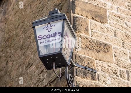 Prima Castleberg Scouts, Drill Hall, Castleberg Lane, Settle.An lampada esterna fornita da Settle Hack spazio. 3-D stampato e sfarfallio come una vecchia lampada a gas. Foto Stock