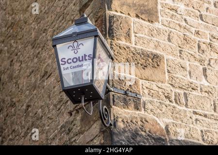 Prima Castleberg Scouts, Drill Hall, Castleberg Lane, Settle.An lampada esterna fornita da Settle Hack spazio. 3-D stampato e sfarfallio come una vecchia lampada a gas. Foto Stock