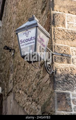 Prima Castleberg Scouts, Drill Hall, Castleberg Lane, Settle.An lampada esterna fornita da Settle Hack spazio. 3-D stampato e sfarfallio come una vecchia lampada a gas. Foto Stock