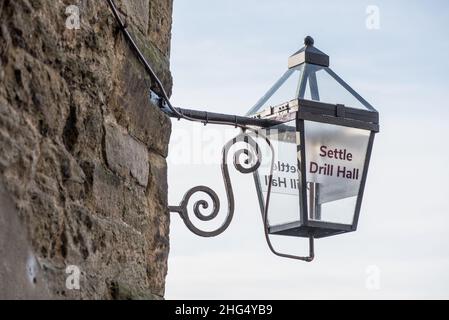 Prima Castleberg Scouts, Drill Hall, Castleberg Lane, Settle.An lampada esterna fornita da Settle Hack spazio. 3-D stampato e sfarfallio come una vecchia lampada a gas. Foto Stock