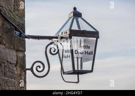 Prima Castleberg Scouts, Drill Hall, Castleberg Lane, Settle.An lampada esterna fornita da Settle Hack spazio. 3-D stampato e sfarfallio come una vecchia lampada a gas. Foto Stock