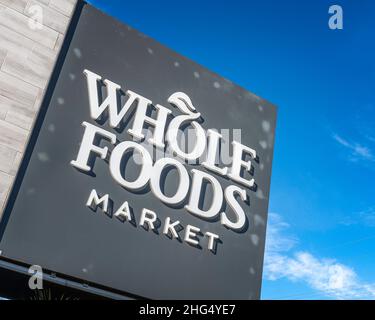 Burbank, CA, USA - 16 gennaio 2022: Primo piano di un cartello Whole Foods Market a Burbank, CA. Foto Stock