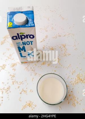 Belgio - Gennaio 2022: Cartone di Alpro a base di piante, non MLK latte alternativo fatto da avena. Concetto di bevanda a base di piante Foto Stock