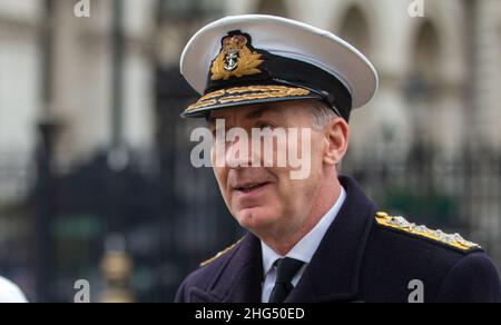 Londra, Inghilterra, Regno Unito. 18th Jan 2022. Capo del personale della Difesa britannico l'ammiraglio Sir ANTONY DAVID RADAKIN si vede lasciare il gabinetto a Whitehall. (Credit Image: © Tayfun Salci/ZUMA Press Wire) Foto Stock