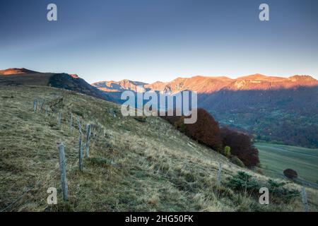 Alba a Mont-Dore catena montuosa con colori d'autunno Auvergne Francia Foto Stock