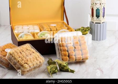 Bandung, Indonesiano, 032022021: Vari Lebaran Cookies Parcel o hamper Kue Kering su sfondo bianco Foto Stock