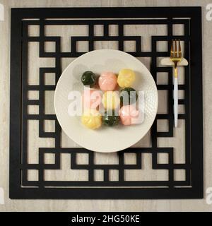 Vista dall'alto il Kkultteok a tre colori è una torta di riso a forma di sfera riempita con miele e sciroppo di sesamo, torta tradizionale coreana per il Chuseok Day Foto Stock