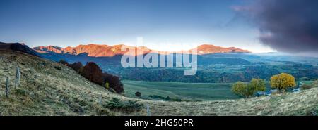 Alba panoramica sulla catena montuosa di Mont-Dore con colori autunnali colorati Auvergne Francia Foto Stock