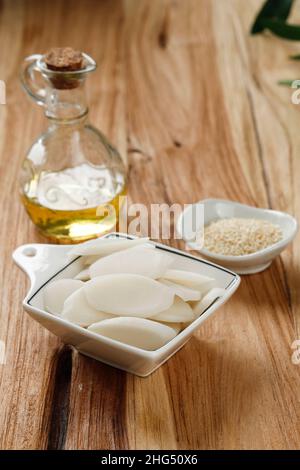 Korean Food Garaetteok Bar Rice Cake affettato su una ciotola, ingredienti che fanno Tteokguk Foto Stock