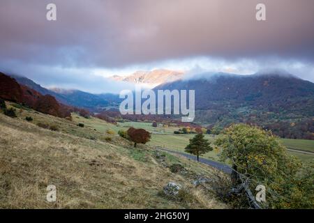 Alba a Mont-Dore catena montuosa con colori d'autunno Auvergne Francia Foto Stock