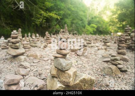 Quantità infinita di torri di roccia sul lato di un ruscello Foto Stock