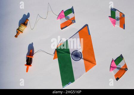 Happy Republic Day e Happy Independence Day auguri auguri con spazio vuoto per scrivere font di testo. Tiranga tricolore tre colori kite volare conce Foto Stock