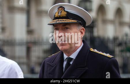 Londra, Inghilterra, Regno Unito. 18th Jan 2022. Capo del personale della Difesa britannico l'ammiraglio Sir ANTONY DAVID RADAKIN si vede lasciare il gabinetto a Whitehall. (Credit Image: © Tayfun Salci/ZUMA Press Wire) Foto Stock