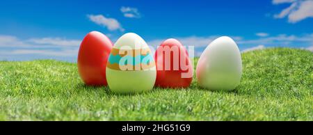 Buona Pasqua, uovo di Pasqua sul campo d'erba. Uovo colorato su prato verde fresco, sfondo cielo blu. Banner. 3d illustrazione Foto Stock