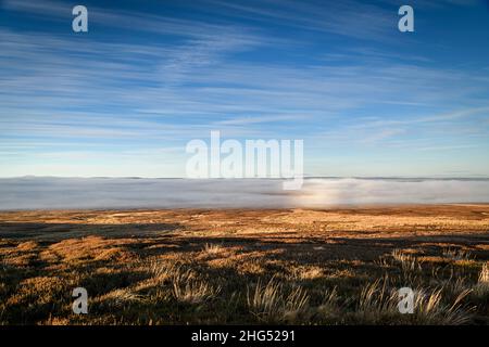 Un HDR invernale di un'inversione di nuvole ad Arkengarthdale, vicino al Tan Hill Inn, North Yorkshire, Inghilterra. 14 gennaio 2022 Foto Stock