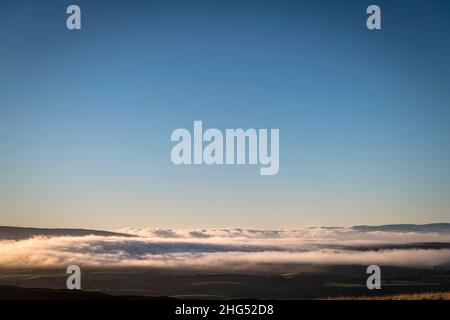 Un'immagine HDR invernale di un'inversione di nuvole nelle campane Cumbriane vicino a Nateby, Inghilterra. 17 gennaio 2022 Foto Stock