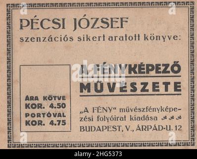 Antico libro fotografico raro in lingua ungherese ' Magyar fényképészeti könyvtár: A fényképezés eljárásai és ricettjei. írta: Dr. Schuller Aladár. A fény művészfényképezési folyóírat kiadása Budapest'. Questo libro è dal 1910s attualmente a 1917 come Austro-Ungarico korona la valuta.questi annunci fotogarhy sono venuto da questo libro. Alcuni di loro riccamente illustrati. Ci sono diversi fornitori di servizi pubblicitari e marchi di fama mondiale dipartimento ungherese. Il sensazionale spot fotografico di Pécsi József: L'arte della fotografia. Autorizzazioni-diritti-aggiuntivi-non disponibili Foto Stock