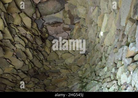 Interno di un rifugio Beehive sulla penisola di Dingle Foto Stock