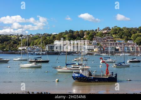 Navi ormeggiate nel porto di Dartmouth con Britannia Royal Naval College sullo sfondo, Devon, Inghilterra, Regno Unito Foto Stock