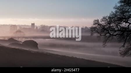 Sunrise vicino al villaggio di Spofforth nel North Yorkshire, Inghilterra, Regno Unito - versione cool Foto Stock