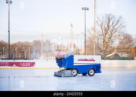 Russia Moscow 12.01.2022 - una macchina speciale per la raccolta del ghiaccio pulisce la pista di pattinaggio Foto Stock