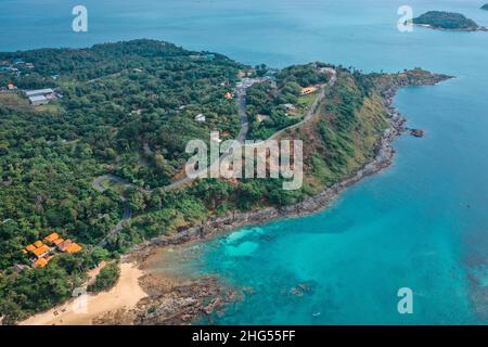 Punto di osservazione del mulino a vento e la spiaggia di Nai Han nella provincia di Phuket, Thailandia Foto Stock