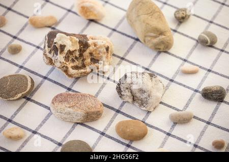 Pietra astratta disposizione creativa, sfondo naturale. Naturale, organico, zen raccolta di pietre e ciottoli. Foto Stock