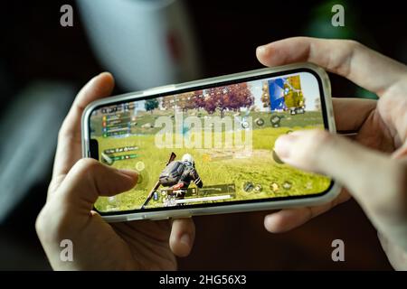 Bangkok, Thailandia -17 gennaio 2022: Giocatore che gioca PUBG: NUOVO STATO su un iPhone 13. Foto Stock