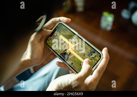 Bangkok, Thailandia -17 gennaio 2022: Giocatore che gioca PUBG: NUOVO STATO su un iPhone 13. Foto Stock