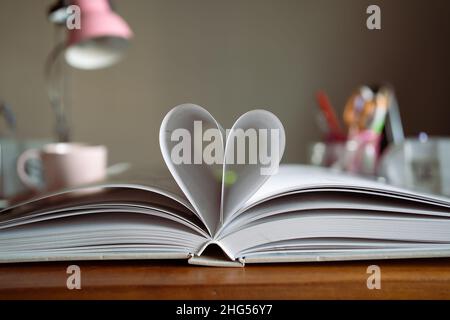 Simbolo del cuore fatto da un libro Foto Stock