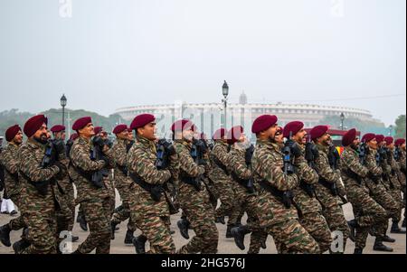 New Delhi, India. 18th Jan 2022. L'esercito indiano Para Commandos partecipa a una prova per la prossima Parata della Repubblica del 73rd a Vijay Chowk, New Delhi.le agenzie di intelligence indiana hanno ricevuto un allarme su un possibile complotto terrore il giorno della Repubblica che ha minacciato la vita del primo ministro Narendra modi e di altri dignitari. Credit: SOPA Images Limited/Alamy Live News Foto Stock