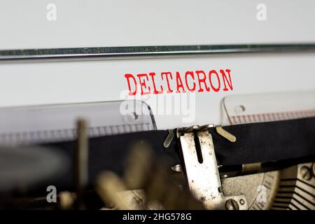 Codice-19 corona deltacron simbolo. La parola di concetto Deltacron digitata su una macchina da scrivere retrò. Bellissimo sfondo bianco. Medico, covid-19 corona deltacron Foto Stock